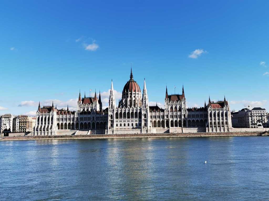 Parlement de Budapest au bord du Danube