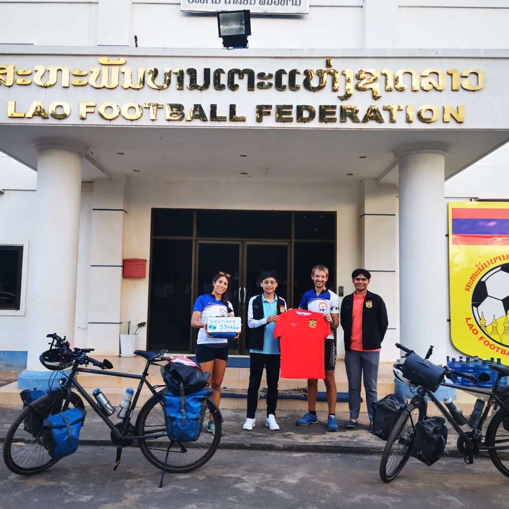 Laos : maillot officiel de l'équipe nationale remis par Kola et Thoumee de la Lao Football Federation