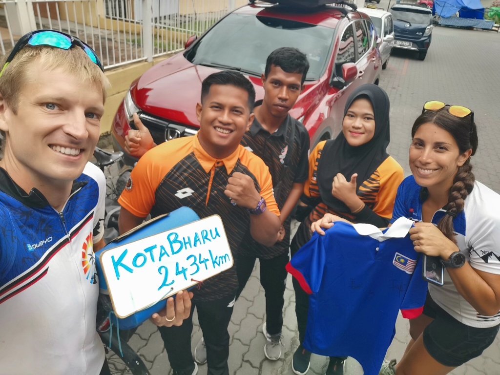 Malaisie : maillot de Firdaus, médaillé d'or au football à 7 aux jeux paralympiques d'Asie du Sud-Est en 2023. Dédicacé par Firdaus mais aussi de Fakrul et Ain, 2 coéquipiers dans l'équipe locale