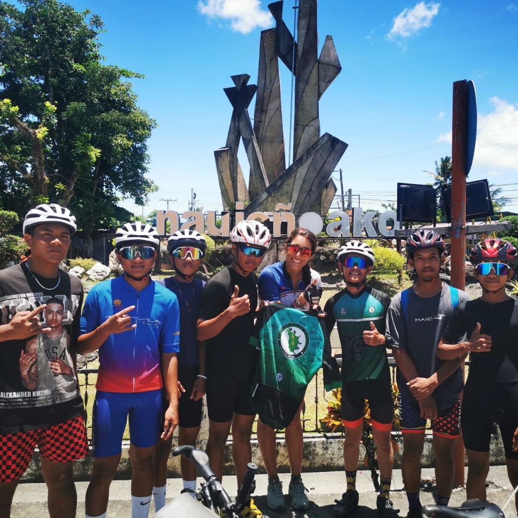 🇵🇭 Philippines : maillot de la Mindoro Bikers Community dédicacé par de nombreux cyclistes sur l'île de Mindoro. Pas un maillot pro mais un symbole de communauté et d'entraide !